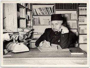imamharon_in_mosque_library_1967